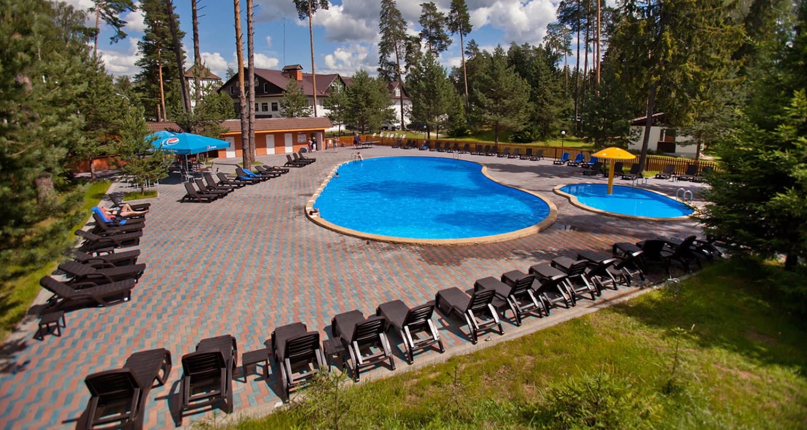 Открытый бассейн и территория Country Resort Hotel