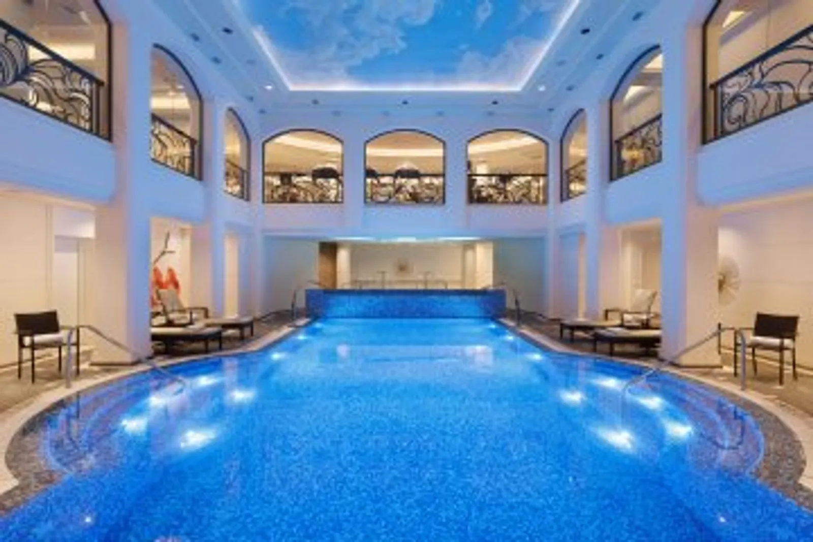 Бассейн Иридиум SPA в отеле на Никольской