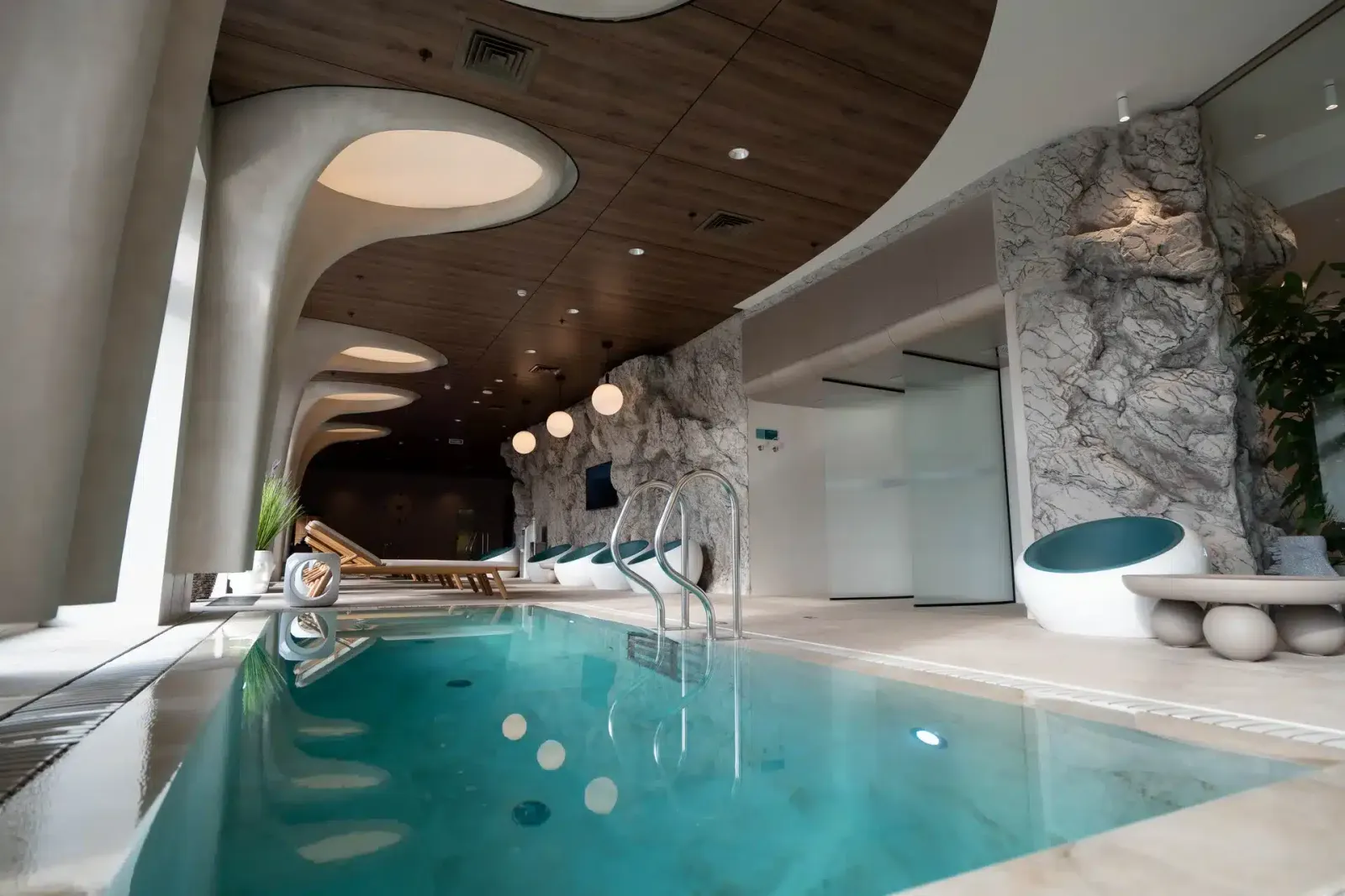 Бассейн и зона отдыха Palmira Art Hotel
